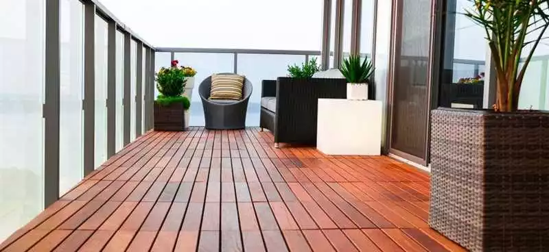 10 практичных и эстетичных материалов для отделки пола на балконе