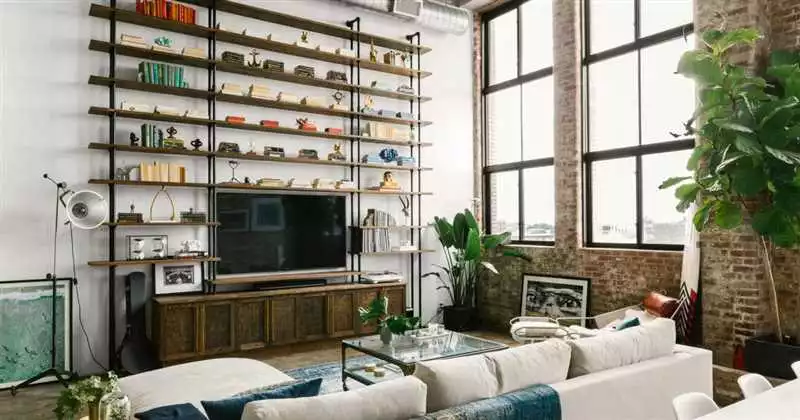 Как мебельные полки и стеллажи преобразят дизайн квартиры-студии