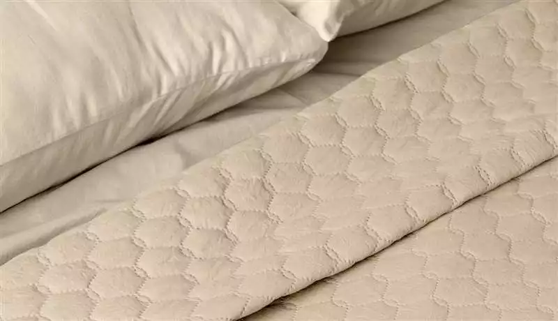Как создать желаемый эффект с помощью цветов и принтов на подушках и покрывалах
