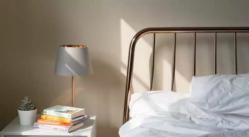Как выбрать настольную лампу в стиле минимализма для дизайнерской квартиры