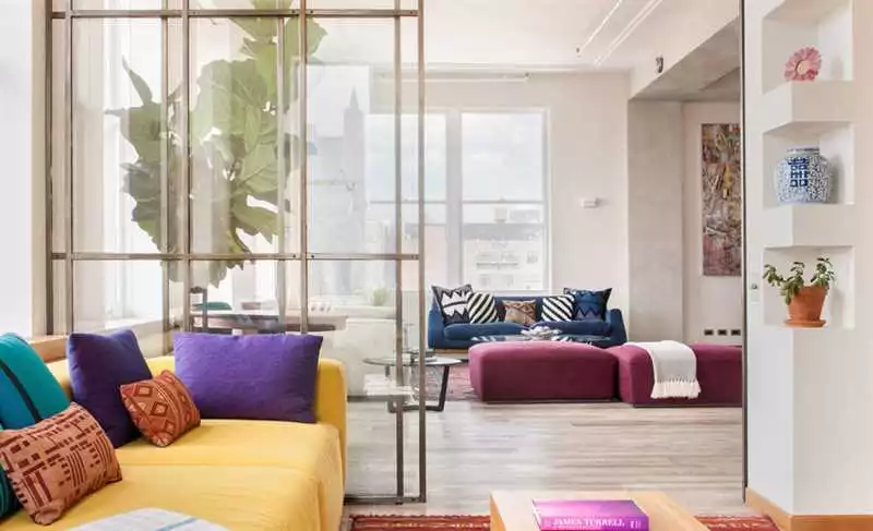 Как правильно подобрать цветовую гамму для оформления квартиры с учетом цветных растений в комнатах?